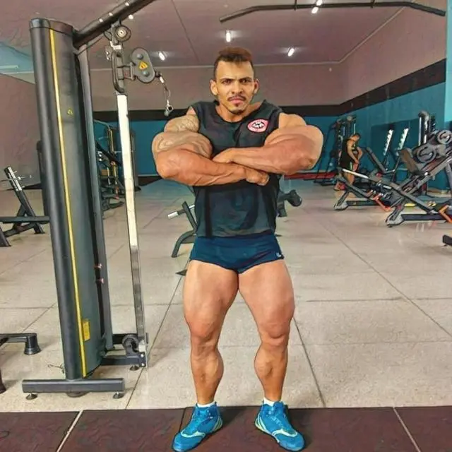 巴西肌肉男臂围达64cm，胳膊比大腿还粗，碾压巅峰期施瓦辛格