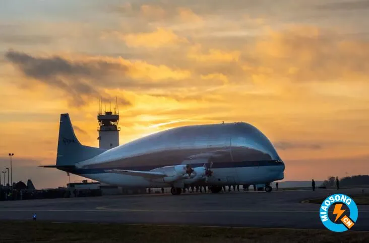 美国宇航局（NASA）巨型“超级孔雀鱼”飞机将其航天器运送到俄亥俄州