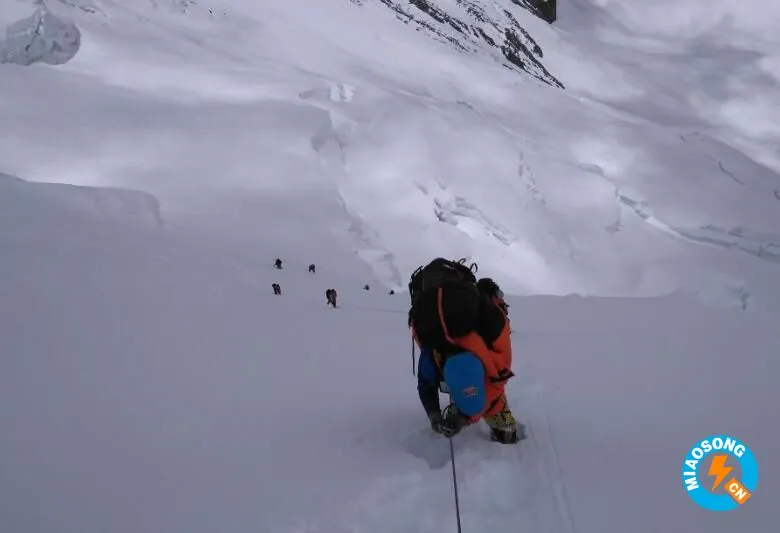 2020珠峰测量：登山队修路运输队员突破北坳天险