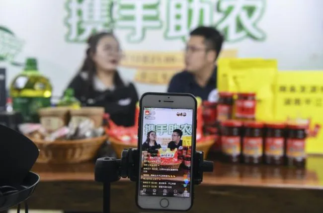 直播带货：官方推广电商扶贫农民举起手机卖农产能致富吗？