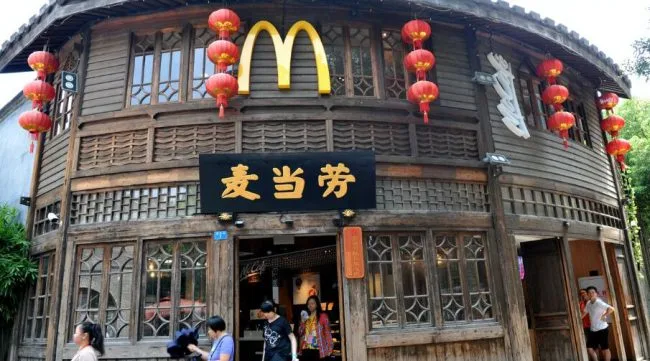 麦当劳中国宣布逐步停用胶饮管料每年减少400吨塑料用量