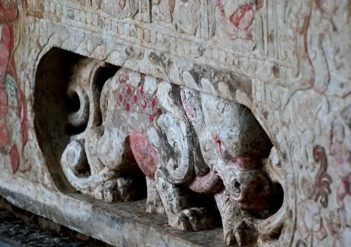 河南安阳市文物考古研究所公布最新考古发现：发现一座隋代汉白玉石棺床墓葬