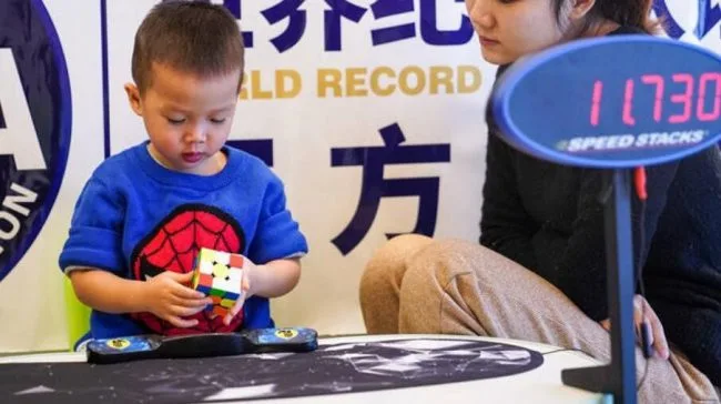 广西2岁童刷新世界纪录, 成为全球最小年龄还原三阶扭计骰(魔方)者