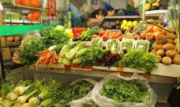 近期部分蔬菜价格出现上涨，尖椒、白菜、大葱等品种涨幅较大，国家发改委回应菜价上涨原因