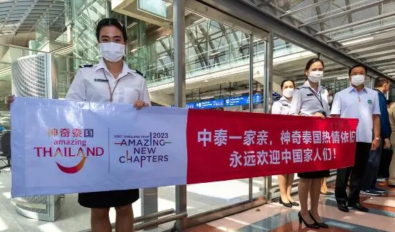 旅游调查显示，2023年出境游近半数去了泰国，泰国副总理阿努廷赴机场迎接中国旅客