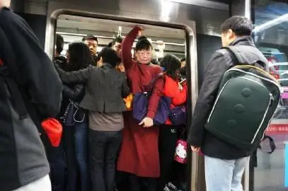 上海女生上班通勤4小时要坐10趟地铁，极端通勤正在默默消耗年轻人的精力